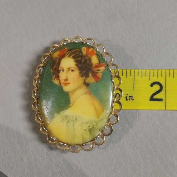 Victorian Pendant Brooch Pin Vintage Oval Portrait Brooch Pin Gold Tone Scallop - Picture 2 of 10